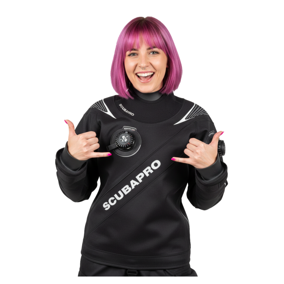 Muta stagna Definition Dry di Scubapro, colore nero, indossata da modella. Vista frontale parte superiore